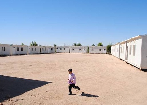 بالصور :مدرسة في كربلاء بلا مقاعد دراسية واهالي المنطقة اجبروا ابنائهم على ترك الدراسة ؟!!