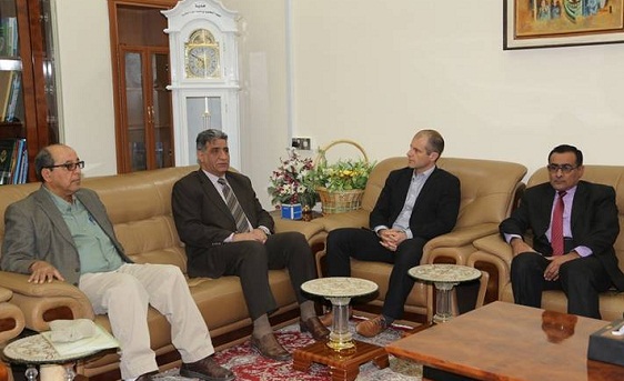 أستاذ من نيوزلندا مختص بالرياضيات يلقي سلسة محاضرات في جامعة الكوفة