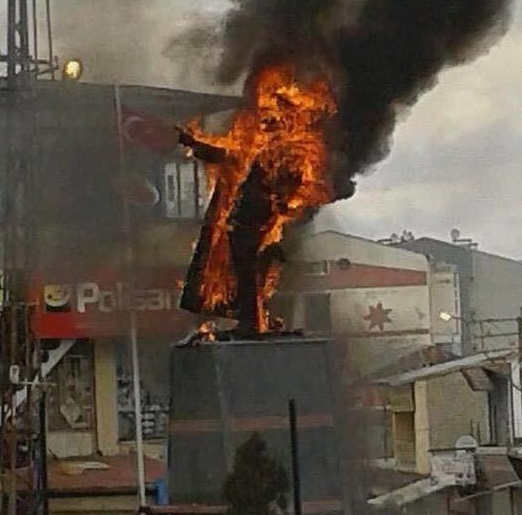 شاهد بالصور تمثال اتاتورك يحترق