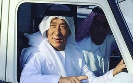 بالصورة:جاكي شان بالعقال العربي في دبي