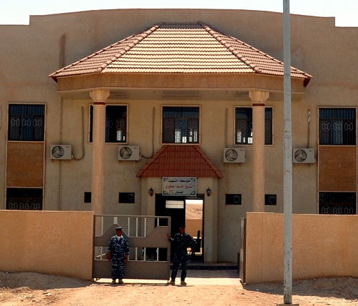 مدرسة ثانوية في قضاء عين التمر غربي كربلاء لم تستلم مناهج دراسية تخص مادتي (الكيمياء والفيزياء)