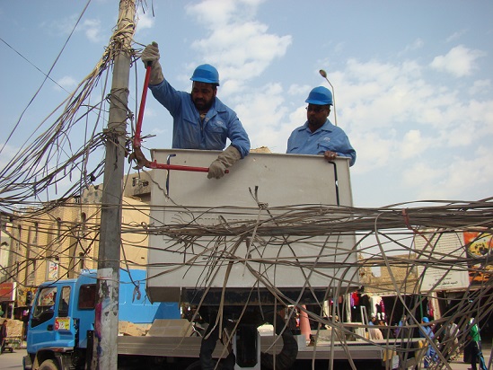بالصور :كربلاء تباشر برفع أسلاك المولدات الأهلية في مركز المدينة