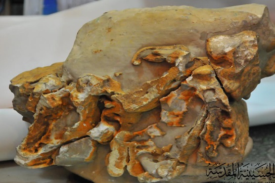 شاهد بالصورة:صخرة حجرية عمرها (250) الف سنة مكتوب عليها (ياحسين)تصل الى العتبة الحسينية المقدسة