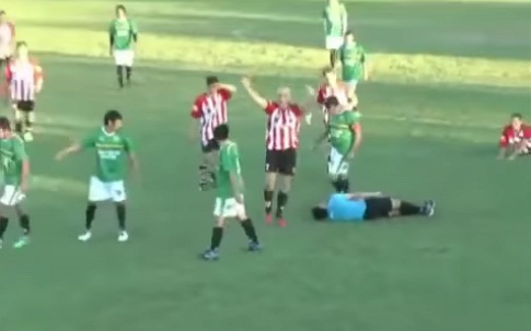 لاعب مكسيكي يوجه لكمة قاتلة لحكم احتجاجا على طرده!