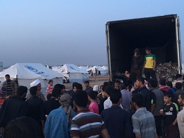 بالصور:نازحو الموصل في الخازر وحسن شامي يحصلون على مساعدات المرجعية:السيستاني رفع رؤوسنا بعد ذل داعش