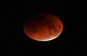 السبت المقبل.. خسوف قمري تام