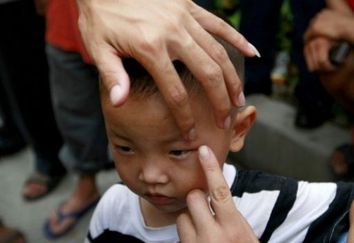 طفل صيني يسقط من الطابق الـ15 ويعود الى بيته سالما+ صوره