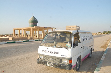 صورة ارشيفية لاول سيارة في كربلاء تتولى نقل الجنائز مجانا