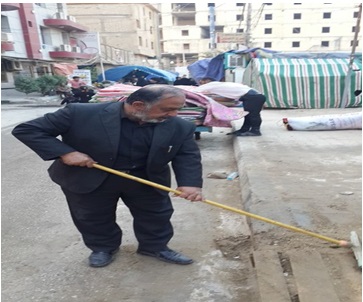 بالصورة :نائب عراقي سابق بيده مكنسة ويقدم خدماته لزوار الاربعين بكربلاء