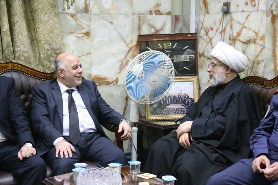 بالصور :العبادي يؤدي الصلاة بحرم الامام الحسين ويلتقي بممثل المرجع السيستاني