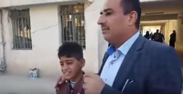 بالفيديو: شاهد كيف ودعت مدرسة الفاو تلميذها النازح من الفلوجة