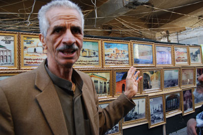 فنان من السماوة يقيم معرضا للصور الوثائقية في شوارع كربلاء خلال زيارة الاربعين(مصور)