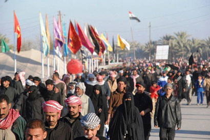 النجف:الملايين يسيرون إلى كربلاء ومطالبات بتوفير النقل لهم
