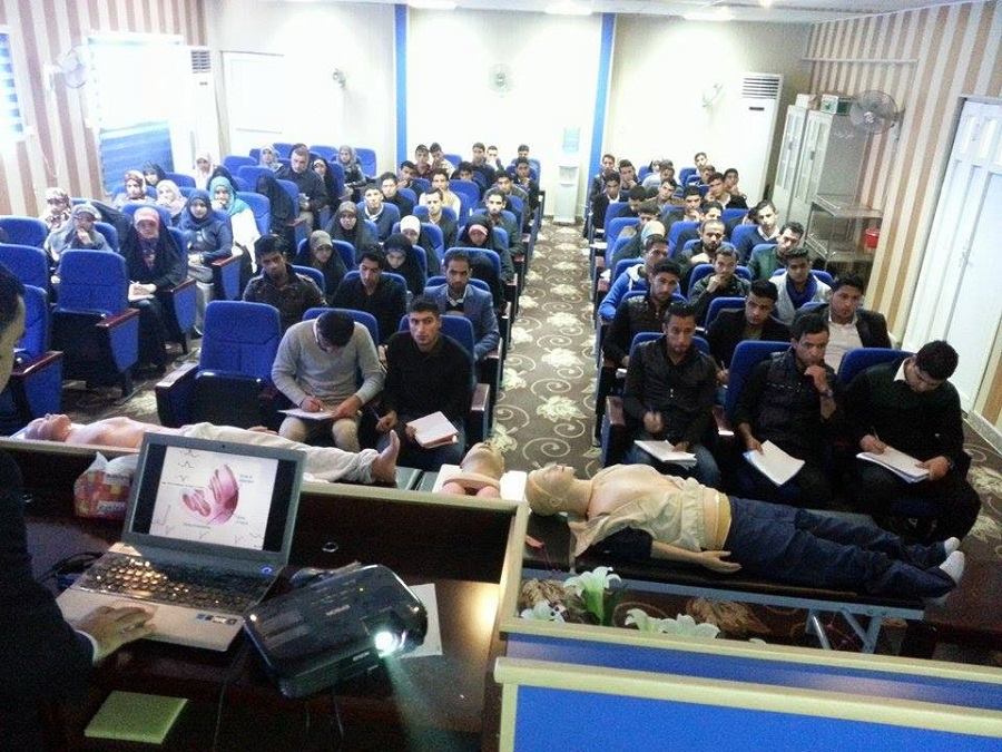 طلبة المعاهد الطبية والتقنية في كربلاء في محاضرات علمية وتدريبية حول الإسعافات الأولية وكيفية إنقاذ الشخص المُصاب