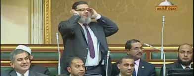برلماني مصري يؤذن للصلاة أثناء الجلسة