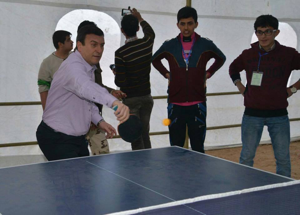 بالصور:محافظ كربلاء يكسر قيود المنصب ويتحدى شاب بلعبة المنضدة