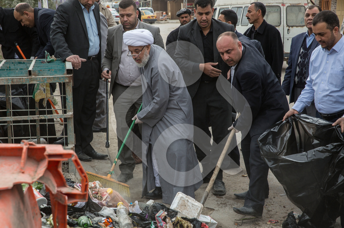 العتبة الحسينية: لهذه الاسباب استبدل الشيخ (عبد المهدي الكربلائي) عكازه بالمكنسة ونزل الى الشارع