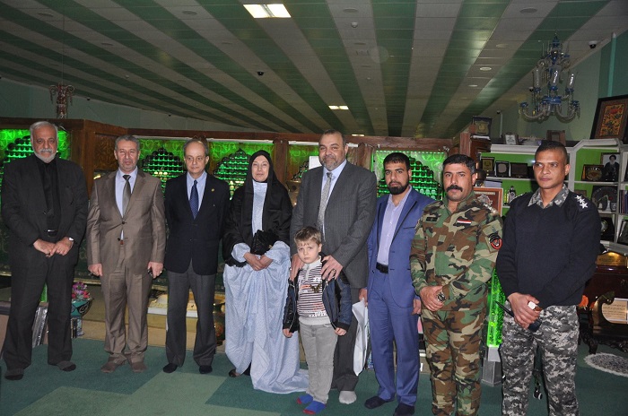 السفير الاسباني ببغداد يزور متحف الامام الحسين :ان المكان مليئ بالإحساس والروحانية