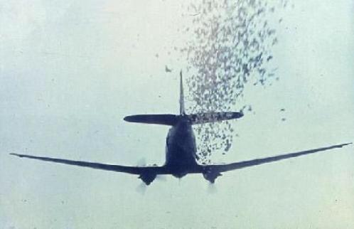 الجيش يلقي ملايين المنشورات على غرب الموصل لتطمين السكان+المنشور