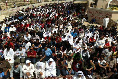 البحرين :اكثر من 350 الف بحريني ومعهم مراجع دينية يشاركون بتظاهرة سلمية وقوات الامن ترتدي الزي المدني