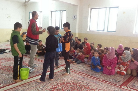 الهلال الاحمر في كربلاء يقدم دعم نفسي للاطفال النازحين