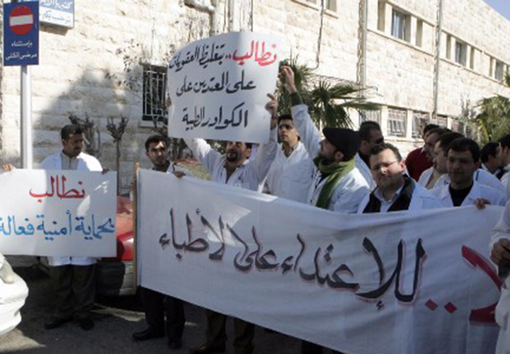 قضاة: الأطباء بالعراق أكثر الموظفين تعرّضاً للاعتداءات.. لكنّهم لا يتابعون ملفاتهم في المحاكم