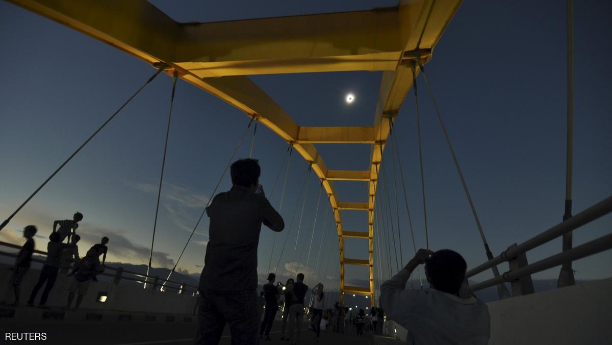 بالصور: كسوف كلي يحيل نهار أندونيسيا ليلا