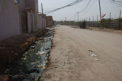 مشاريع ارصفة بكربلاء تتحول الى برك لمياه اسنة بسبب اهمالها (مصور)؟؟!!!