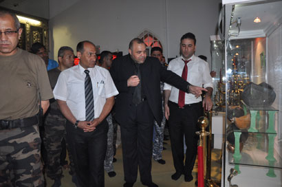 القنصل العام في السفارة التركية يزور مرقد الامام الحسين يتجول في متحف العتبة الحسينية (مصور)