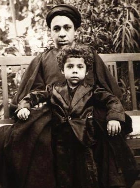 صورة نادرة جداً للشهيد السيد محمد باقر الصدر في حدود الخامسة من عمره