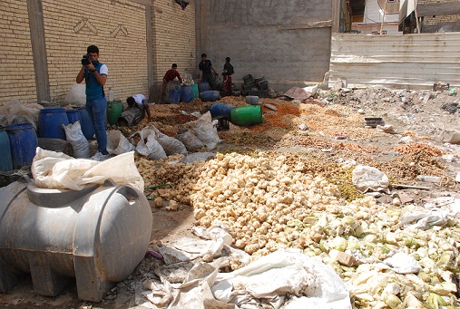 اتلاف اكثر من ستة اطنان من الطرشي الفاسد كانت مقررة توزيعها على مطاعم كربلاء(مصور)