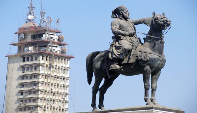 ما سبب تغطية تمثال ابراهيم باشا أثناء مرور الملك سلمان؟