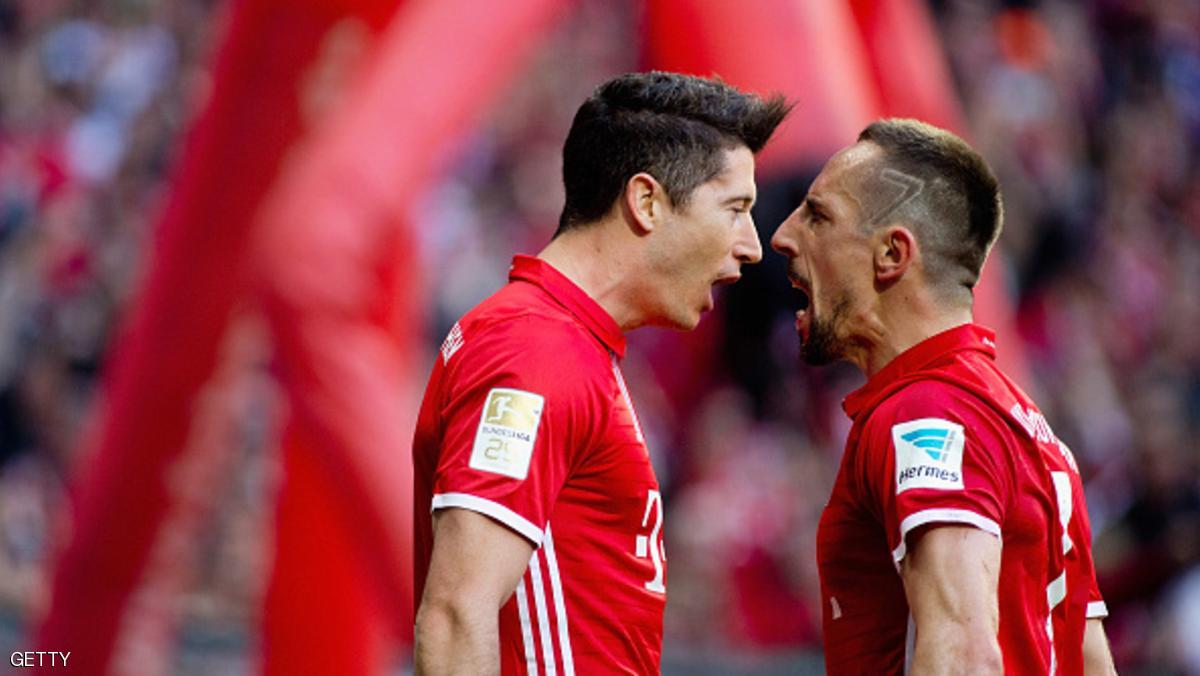 البايرن يفوز برباعية على دورتموند ويقترب من لقبه الخامس