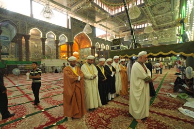 صلوات الجماعة يؤديها  عراقيون من الطائفة السنية في الصحن الحسيني الشريف بكربلاء