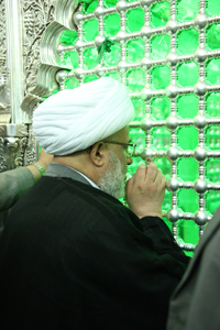 الشيخ عبد المهدي الكربلائي يؤدي مراسيم زيارة مرقد امير المؤمنين ويهنئ امين العتبة العلوية لتسنمه مسؤولية ادارتها (مصور)