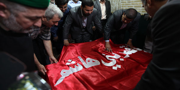 راية ابي الفضل العباس على قبر نبي الله دانيال (مصور)