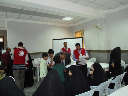 جمعية الهلال الاحمر توزع هدايا على الايتام في كربلاء