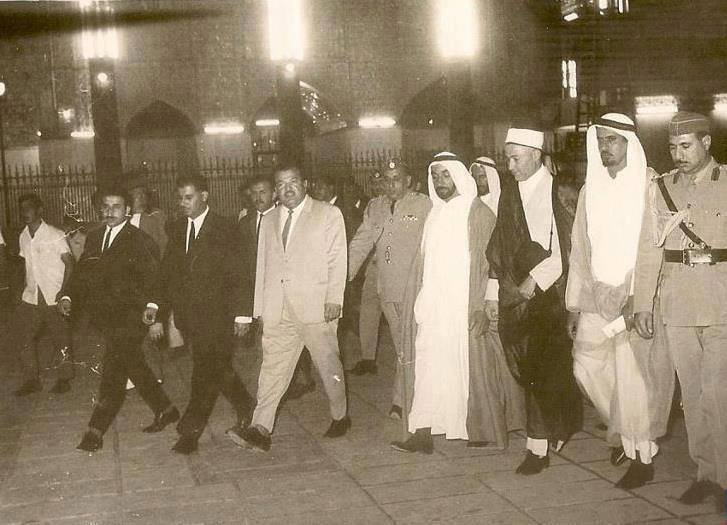 صورة ارشيفية نادرة لرئيس دولة الامارات العربية الشيخ زايد ال نهيان الى العتبة الكاظمية المقدسة عام 1973