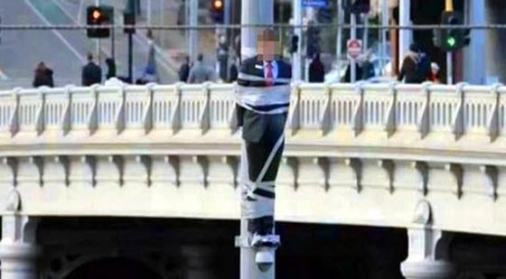 بالصورة :تعليق نائب على عمود كهربائي لاختلاسه المال العام