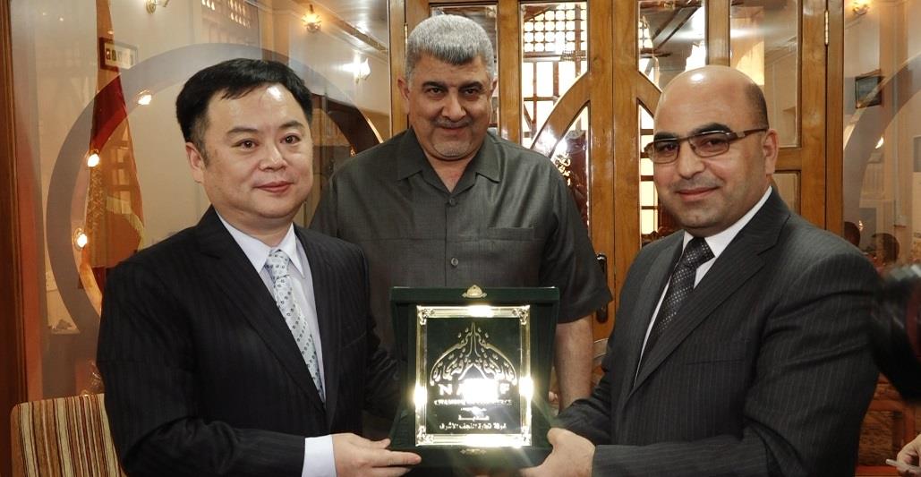 السفير الصيني يبحث في النجف الاشرف زيادة التبادل التجاري بين البلدين