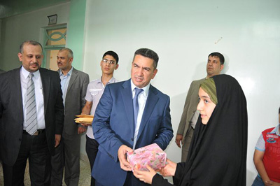 مدرسة تابعة للوقف الشيعي تحتفي بطالبتها لحصولها المرتبة الأولى على العراق