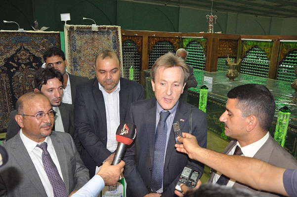 نائب السفير البريطاني ببغداد يزور متحف الإمام الحسين في كربلاء :المتحف من أفضل المتاحف التي زرتها (مصور)