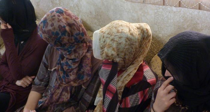 صحيفة بريطانية تكشف أساليب "داعش" في اغتصاب المسبيات