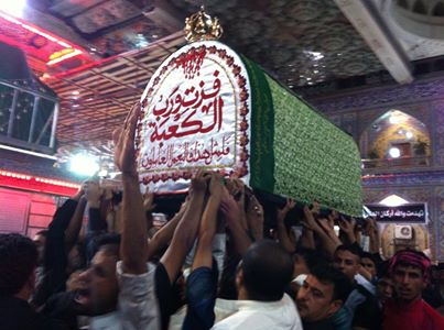 كربلاء تغلق محالها ونعش رمزي للامام علي بن ابي طالب يجوب شوارعها احياء لذكرى استشهاده