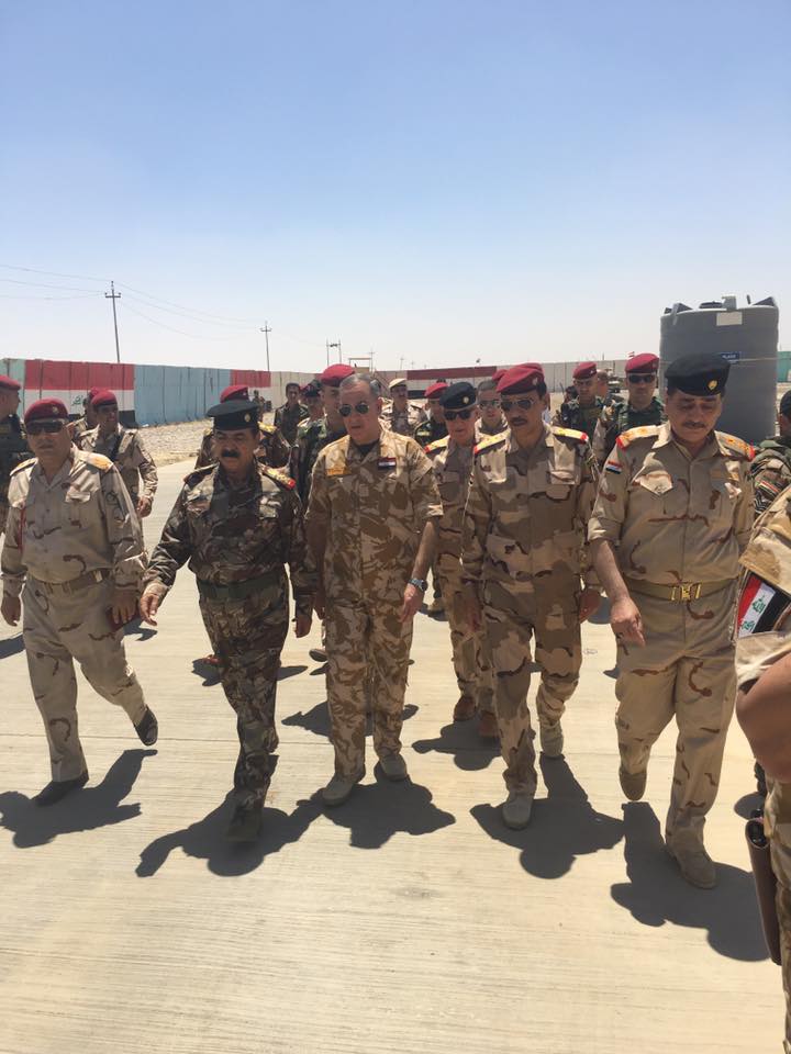 وزير الدفاع يأمر بترفيع كافة المراتب والجنود المشاركين بتحرير قاعدة القيارة