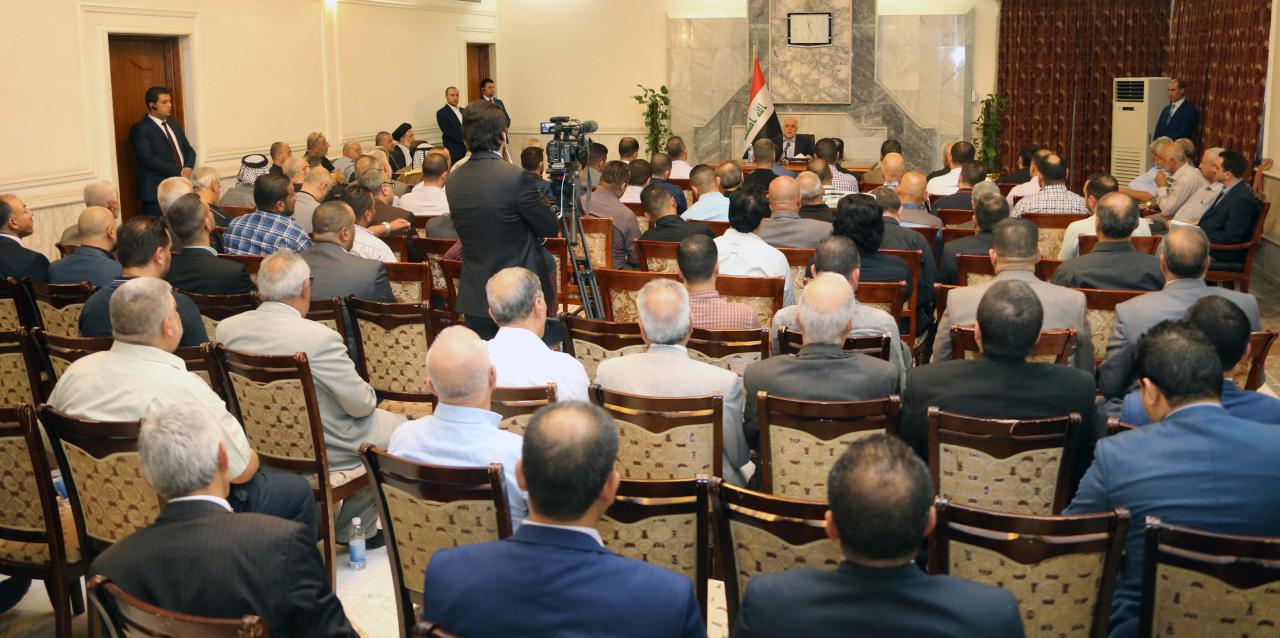 العبادي يلتقي بوجهاء الكرادة ويؤكد: سنلجم الاصوات التي تحرض طائفيا