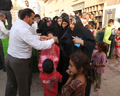 العتبة الحسينية تقوم بجولات ميدانية على الاحياء الفقيرة لتشملها بموائد الرحمن (مصور)