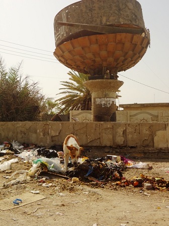 تراكم القمامة حول احد الرموز البحرية العراقية  بالبصرة (مصور)