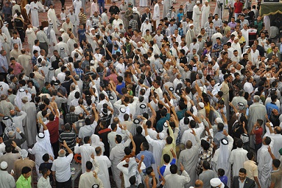 مصلو جمعة الصحن الحسيني ينددون بتصريحات مسؤولين حكوميين ضد مرجعيتهم الدينية ويعبرون عن ولائهم لها (مصور)