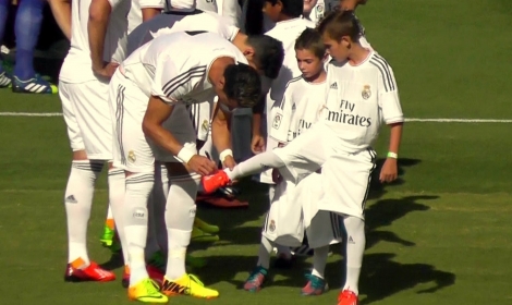 رونالدو  يُوقع علي حذاء طفل